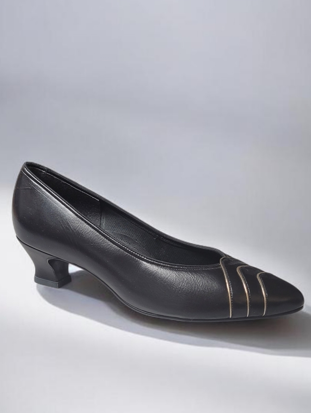 Vtg. 90's Naturalizer Black Low Heel Pump